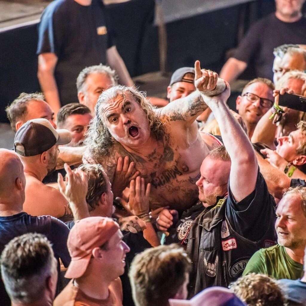 nirwana-tuinfeest-crowdsurf (2)