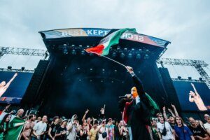 Kneecap met een Palestina vlag tijdens Best Kept Secret 2025