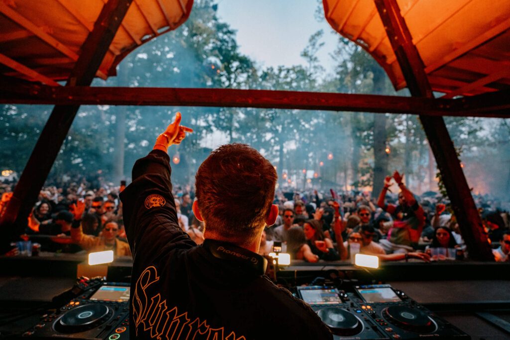 VoodooVillage2025_ShotbyJulesjpg-achter-dj