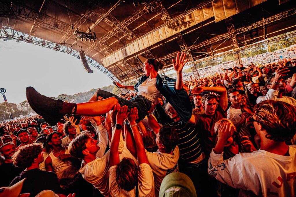 lowlands-crowd