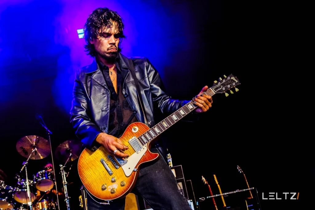 Gitarist Cedric Siegers tijdens Appelpop 2026 in Tiel.