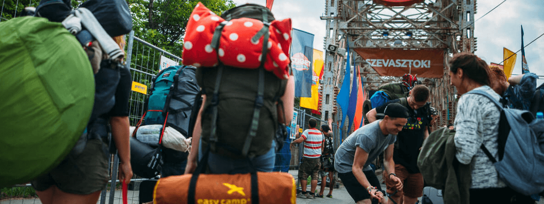 Hoe reis je het makkelijkst naar buitenlandse festivals?