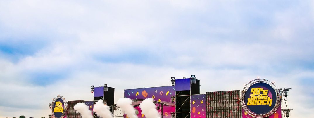 Report 90s on the beach: De happy hardcore nummertjes zorgde voor een ware energiestoot