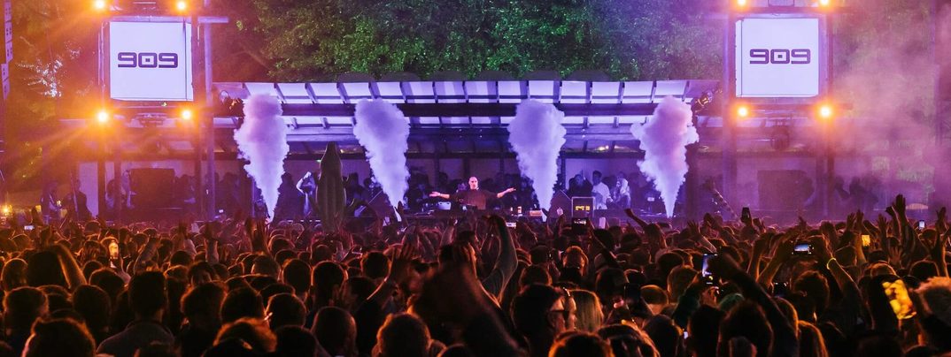 909 een van de weinige festivals waar Charlotte de Witte draait