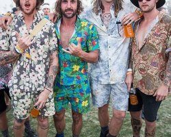 Colour, colour en nog meer colour: dé festivaloutfits voor mannen