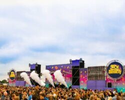 Report 90s on the beach: De happy hardcore nummertjes zorgde voor een ware energiestoot