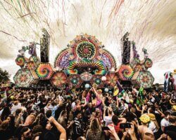 Report Elrow Town Amsterdam: dansjes naast een opblaasbaar, kleurrijk reptiel