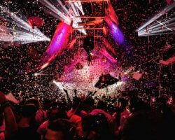 Report Elrow Goes ADE: Een zee aan confetti en een stoet van buitenaardse wezens