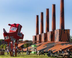 Zelfs met een fikse prijsverhoging zijn Lowlands en Tomorrowland beide uitverkocht