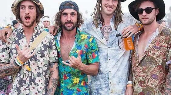 Colour, colour en nog meer colour: dé festivaloutfits voor mannen