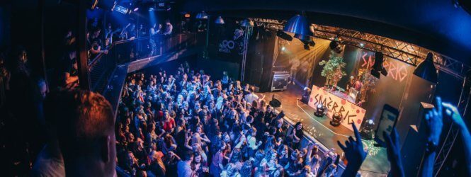 Report: Smèrrig – Grote Gladde Glitter Tour | De Pul, Uden