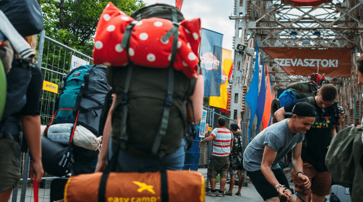 Hoe reis je het makkelijkst naar buitenlandse festivals?