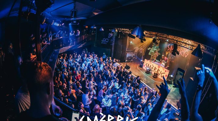 Report: Smèrrig – Grote Gladde Glitter Tour | De Pul, Uden
