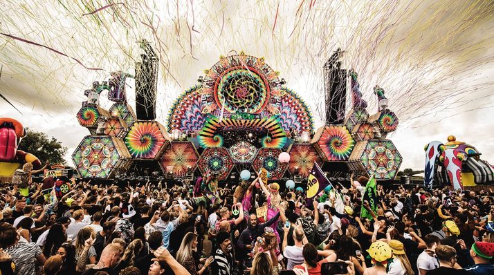 Report Elrow Town Amsterdam: dansjes naast een opblaasbaar, kleurrijk reptiel