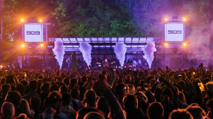 909 een van de weinige festivals waar Charlotte de Witte draait