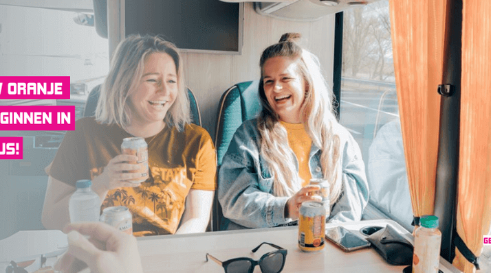 Laat jouw oranje feestje beginnen in de bus!
