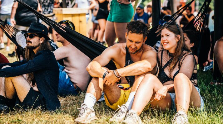 Wat doen festivals tegen de hitte dit weekend?